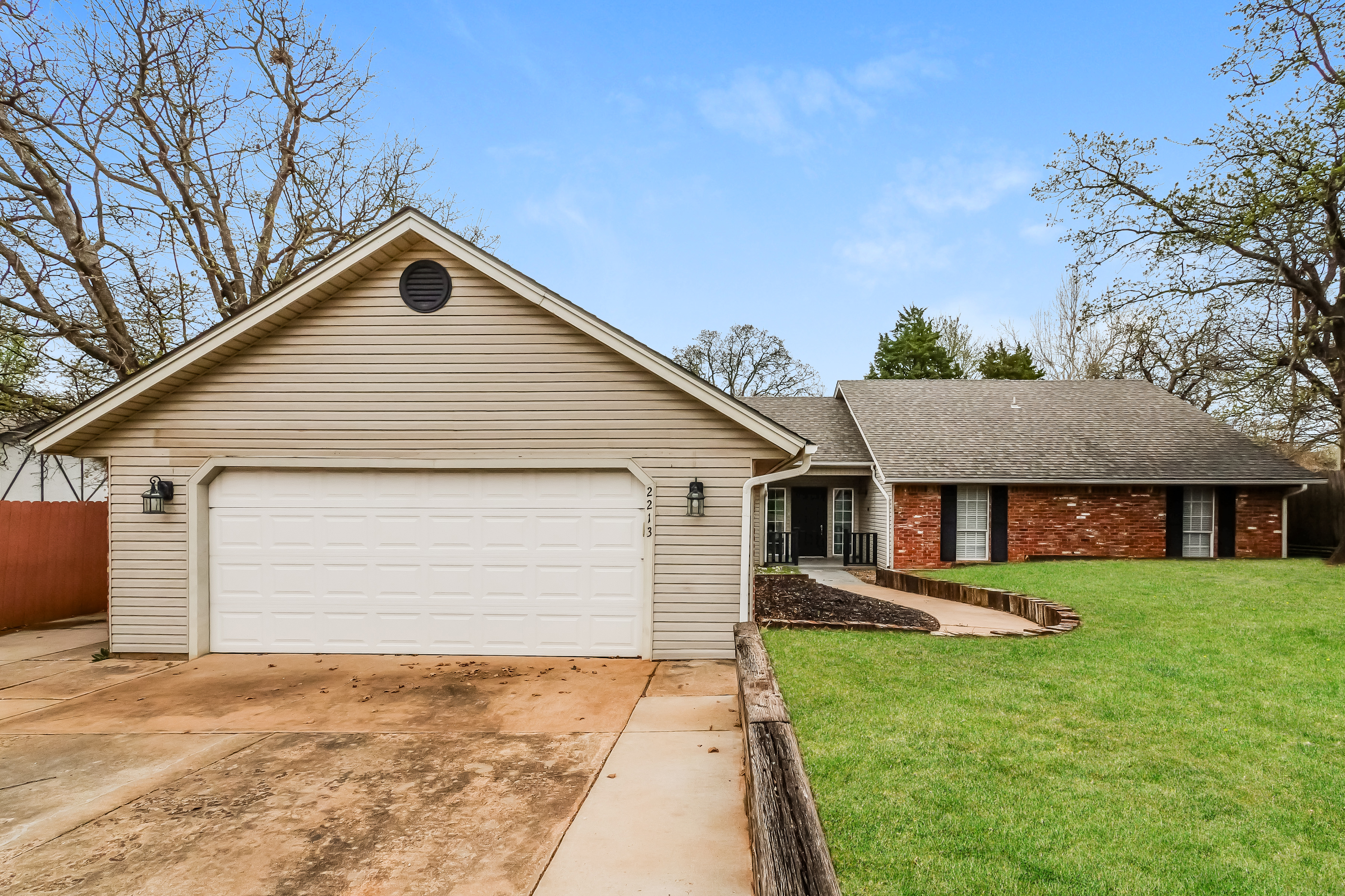 2213 COACHLIGHT DR EDMOND, OK 73013